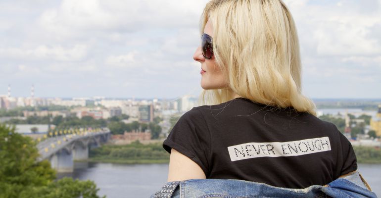 Como aplicar strass termocolante em camisetas?