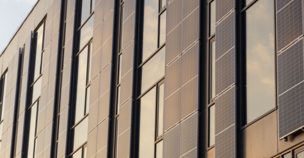 Energía Renovable en la comunicación visual: innovación sostenible para fachadas y OOH