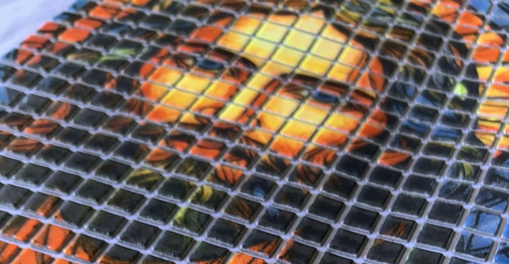 Entre pastilhas, fé e estampas: a criação de um Efeito UAU