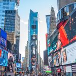 Times Square, Manhattan, Nova York, EUA - 08 de janeiro de 2025: turistas estão visitando a Times Square com luzes coloridas em Manhatan. EUA.