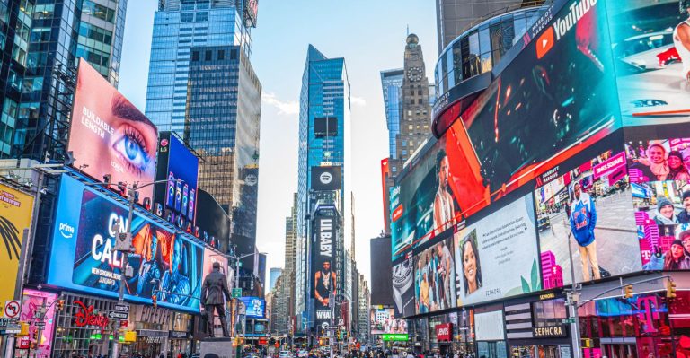 Times Square, Manhattan, Nova York, EUA - 08 de janeiro de 2025: turistas estão visitando a Times Square com luzes coloridas em Manhatan. EUA.