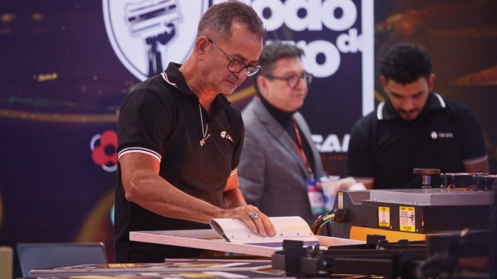 Serigrafia ganha força com produção híbrida, automação e estampas de maior valor