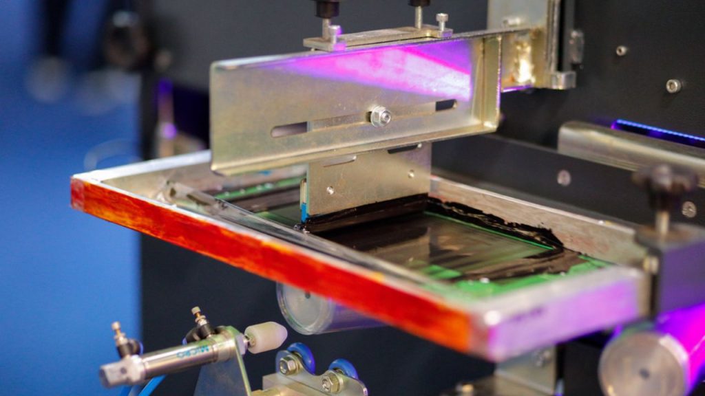 Serigrafia ganha produtividade com automação e impressão híbrida