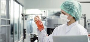 Esta imagem mostra um profissional realizando o controle de qualidade em um ambiente de produção limpo e controlado.