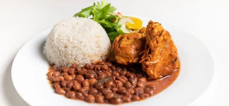 Prato típico brasileiro com arroz branco, feijão e frango.