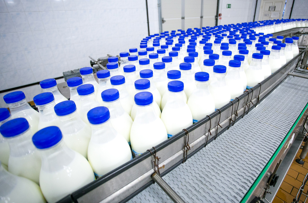 Indústria láctea: entenda a importância do controle de qualidade