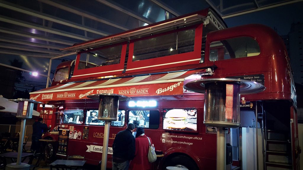 Empresários inovam no setor de food truck usando ônibus escolar