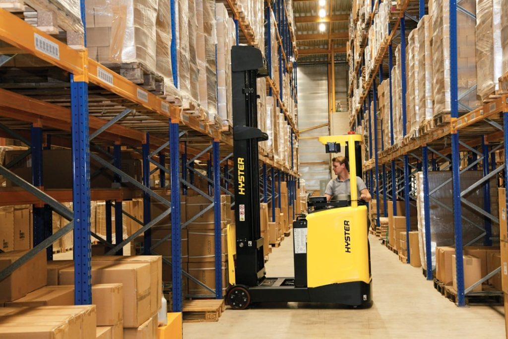 Paleteiras e empilhadeiras facilitam armazenagem de materiais