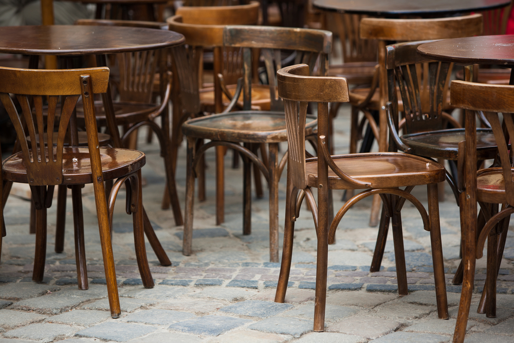 Madeira e estofado voltam ao mobiliário de bares e restaurantes