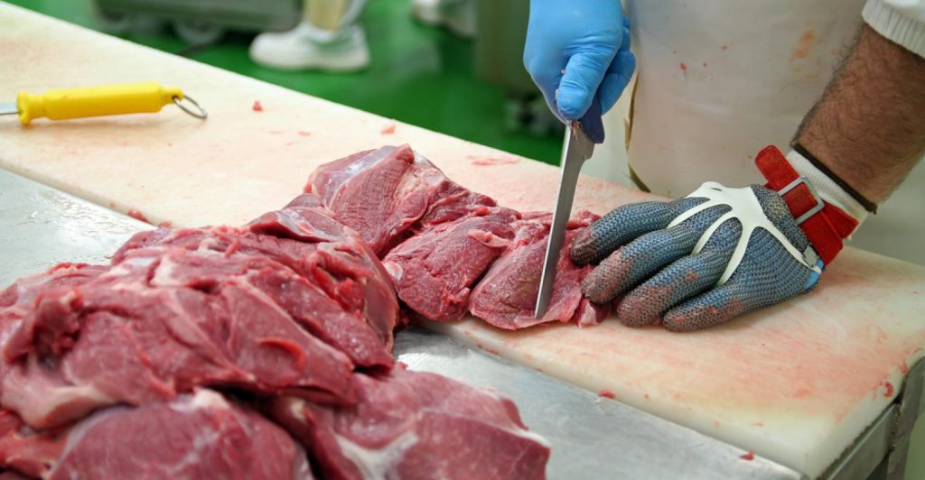 Evite esses 8 erros ao utilizar EPIs no varejo de carnes