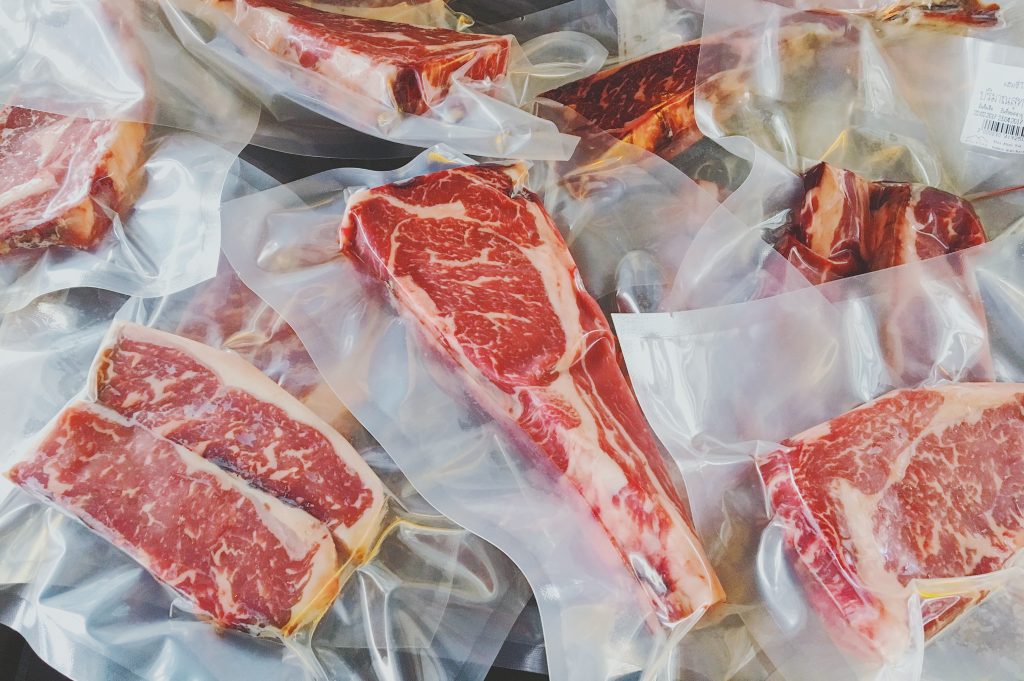 Embalagens agregam valor à carne. Veja como proteger produto em supermercados