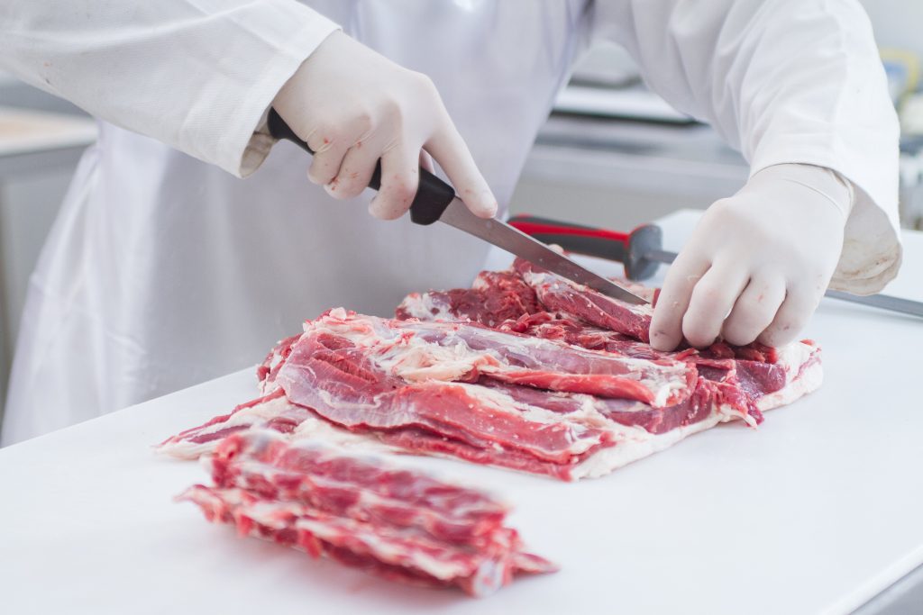 Entressafra e jogos da seleção brasileira de futebol impactam abate