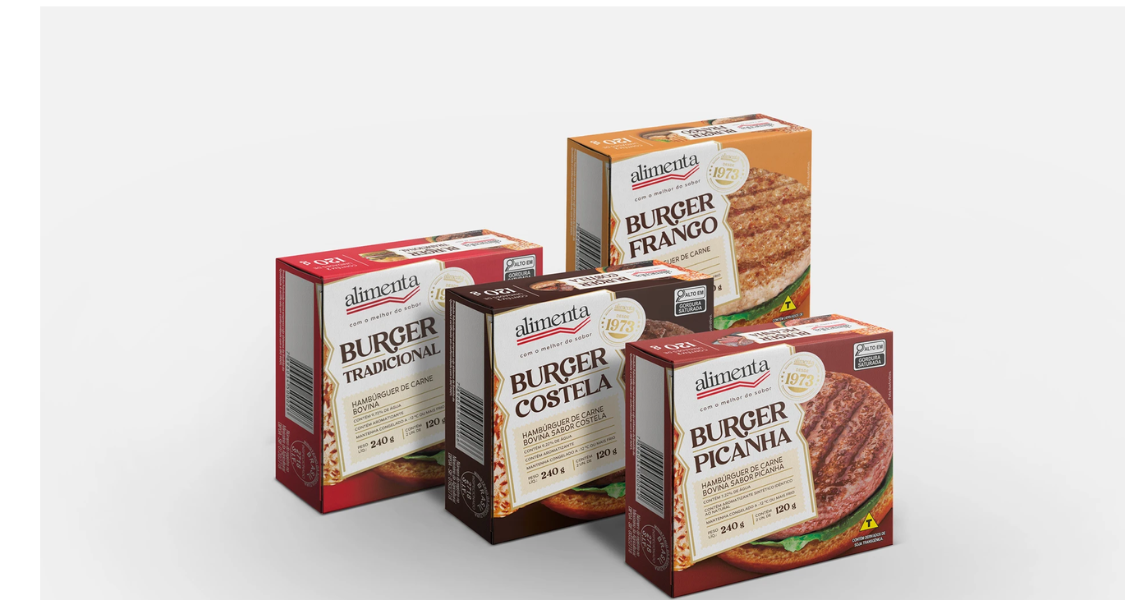 A imagem mostra quatro embalagens de hambúrgueres da marca Alimenta, cada uma com uma identidade visual distinta, embora sigam um padrão de layout semelhante. As embalagens são posicionadas em um fundo branco, com os produtos ligeiramente inclinados para frente, destacando seus nomes e elementos visuais principais.