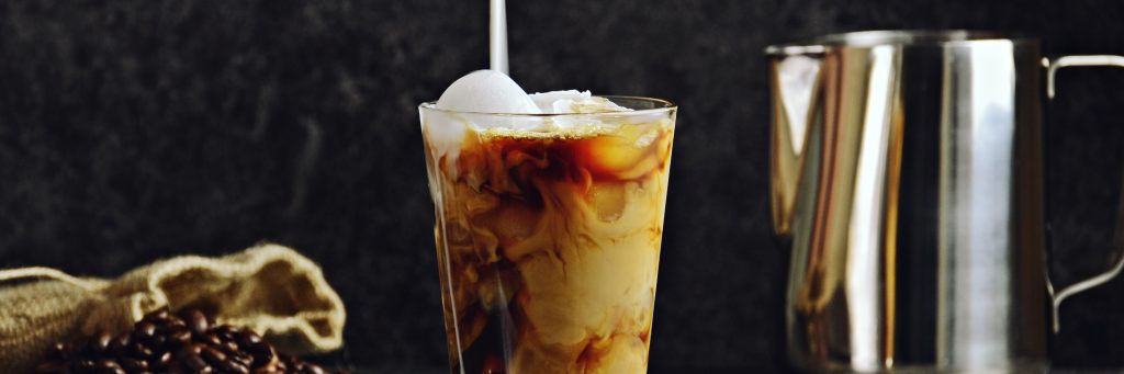 Infográfico: Café gelado: 5 receitas para incluir no verão