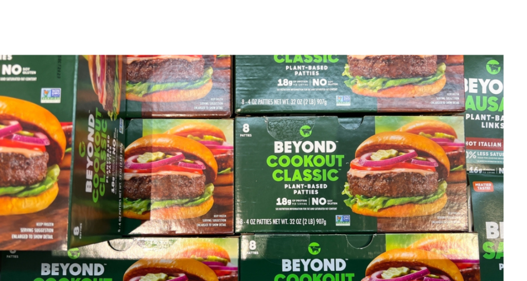 A imagem mostra uma pilha organizada de caixas de hambúrgueres à base de plantas da marca Beyond