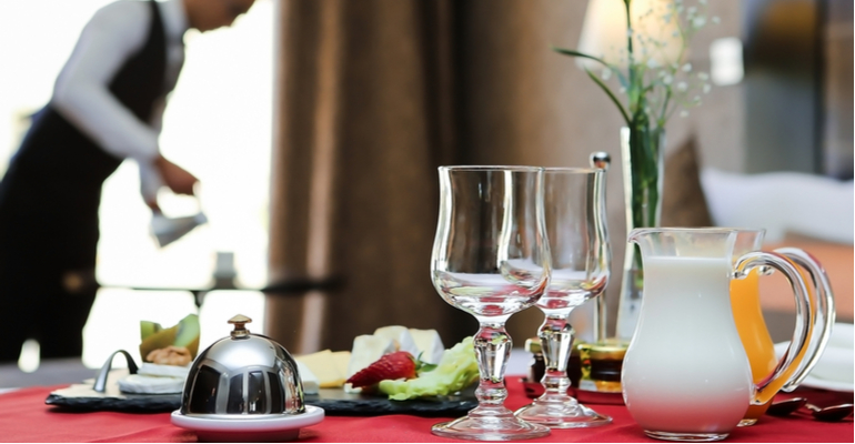 Hospitalidade no food service: o que os restaurantes podem aprender com a hotelaria