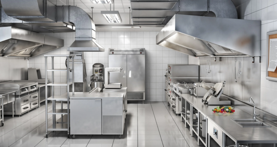 A imagem é uma fotografia ou renderização de alta qualidade de uma cozinha industrial profissional e bem equipada, projetada para atender a altos padrões de higiene e eficiência.