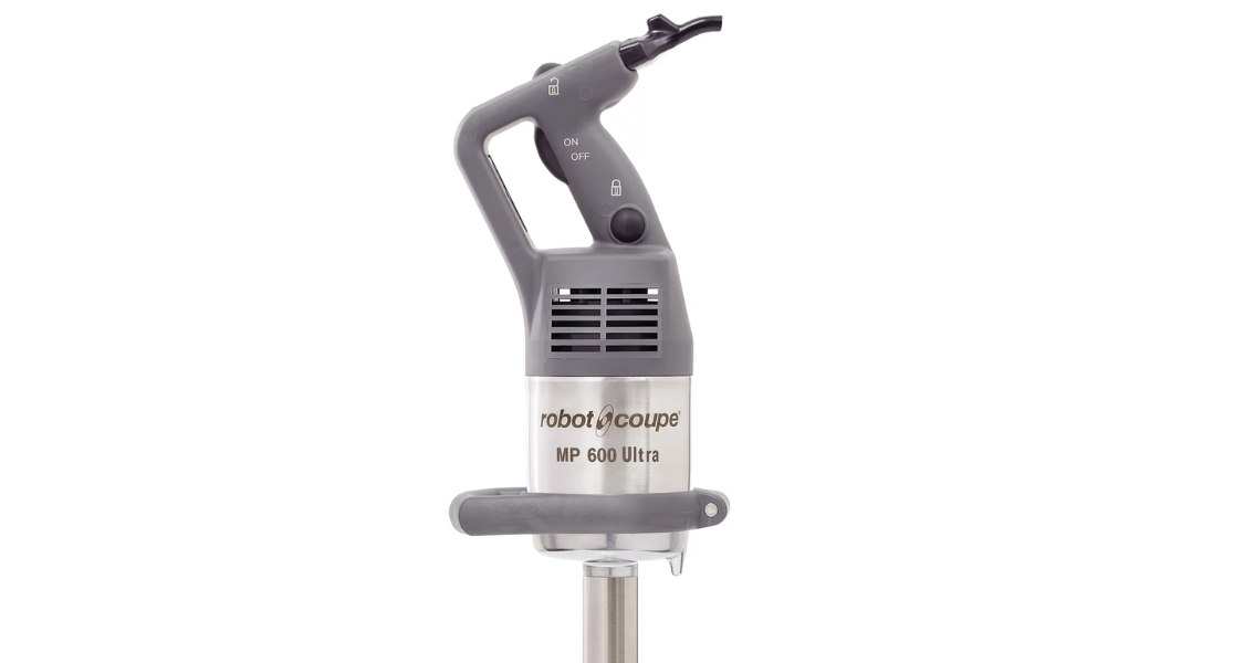 A imagem é uma fotografia de estúdio em close-up do cabeçote motorizado de um mixer ou blender de imersão profissional, isolado em um fundo branco.