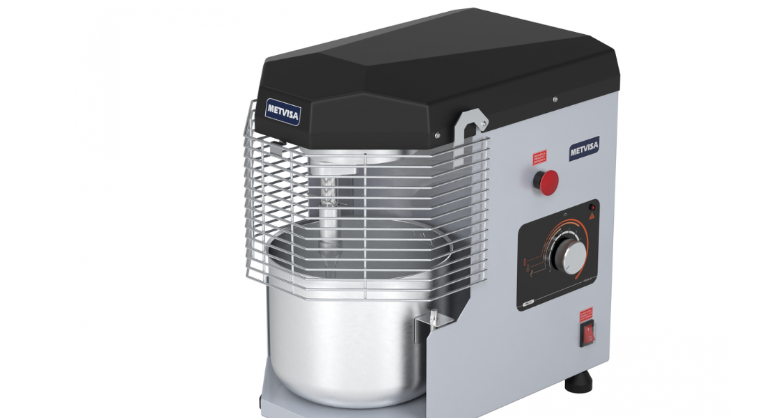 A imagem é uma fotografia de estúdio ou renderização 3D de uma Amassadeira ou Batedeira Industrial de Massa Pesada, isolada em um fundo branco, usada tipicamente em padarias e pizzarias.