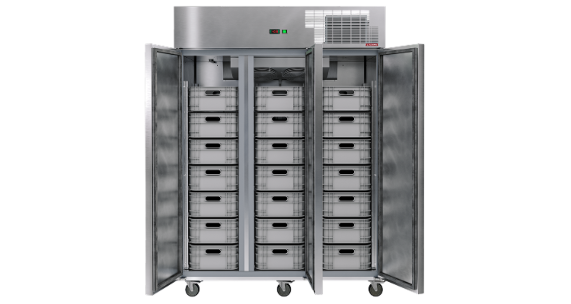 A imagem é uma fotografia de estúdio ou renderização 3D de um armário refrigerado ou câmara de fermentação industrial vertical de duas portas, isolado em um fundo branco, com as portas abertas.