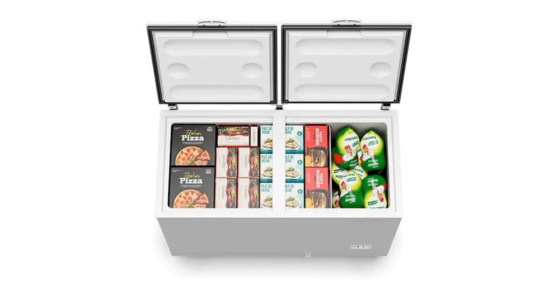 A imagem é uma fotografia de estúdio (vista superior) de um freezer horizontal (tipo arca ou baú) de duas portas, isolado em um fundo branco, com as tampas abertas, exibindo produtos congelados em seu interior.