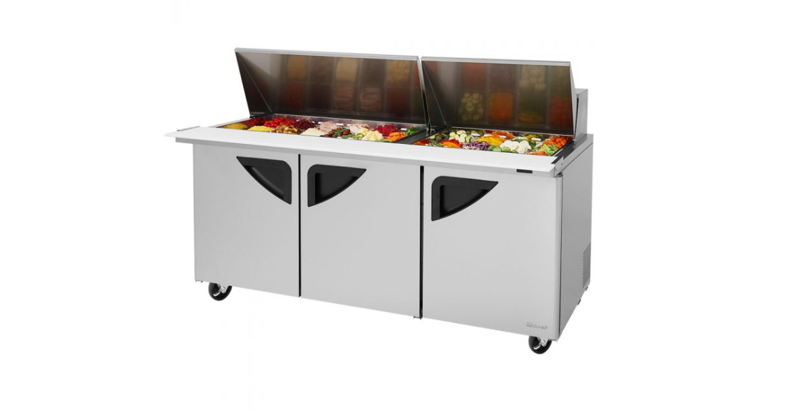 A imagem é uma fotografia de estúdio ou renderização 3D de uma Mesa de Preparação Refrigerada ou Salad Bar Industrial, isolada em um fundo branco, com as tampas superiores abertas.