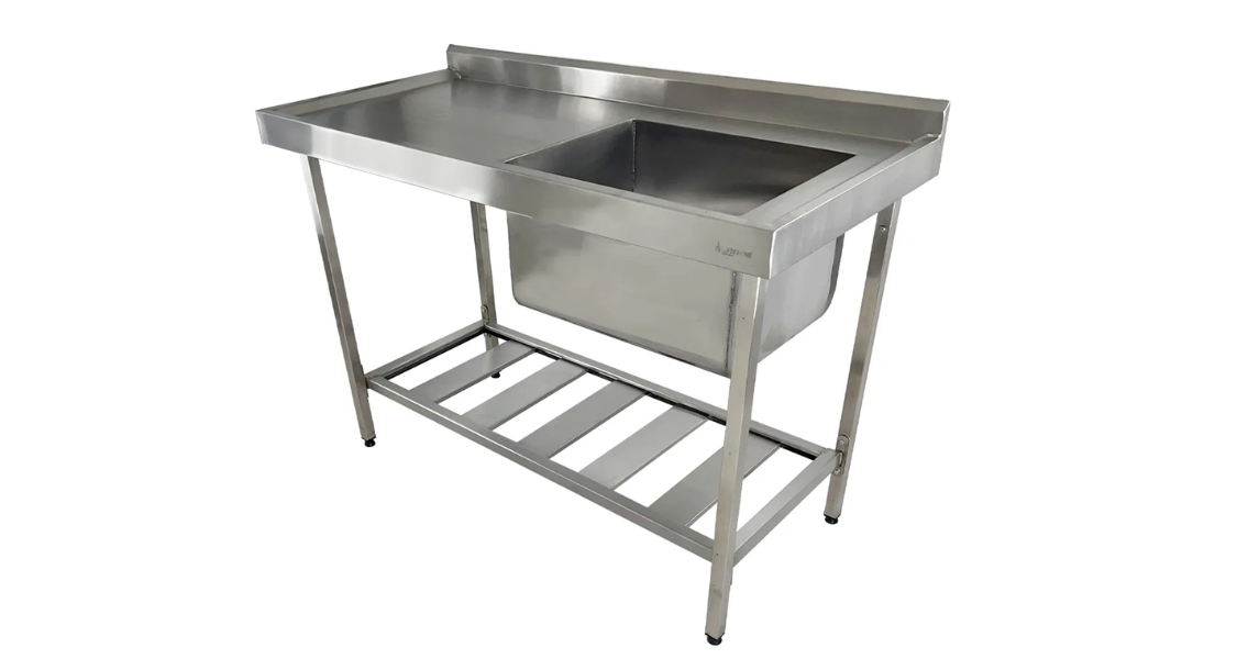 A imagem é uma fotografia de estúdio de uma Mesa de Inox com Cuba/Pia (Lavatório), um equipamento fundamental para a área de higienização e preparo em cozinhas industriais e estabelecimentos comerciais.