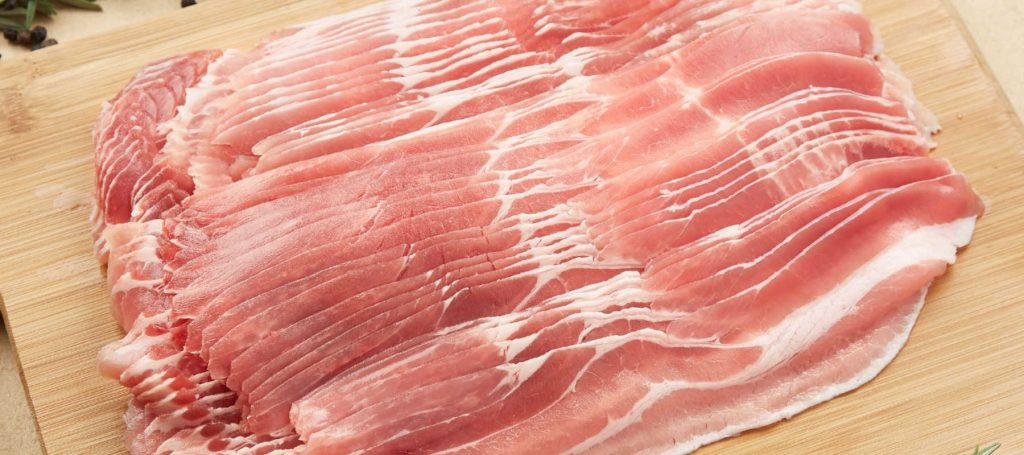 Como o bacon é feito: conheça etapas e ingredientes essenciais