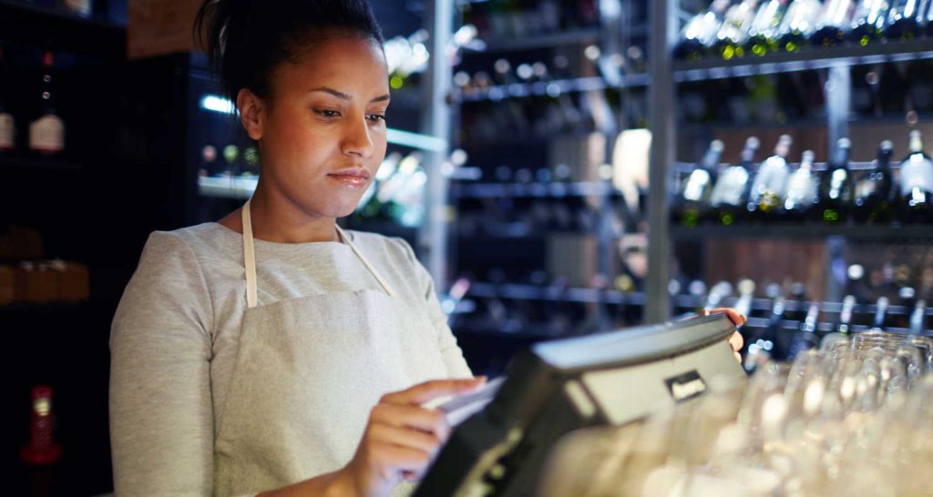 8 Dicas para combater a violência contra mulheres em bares e restaurantes