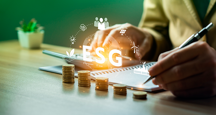 Homem com uma lapiseira na mão esquerda e uma calculadora na mão direita. Na sua frente, moedas enfileiradas e a sigla ESG