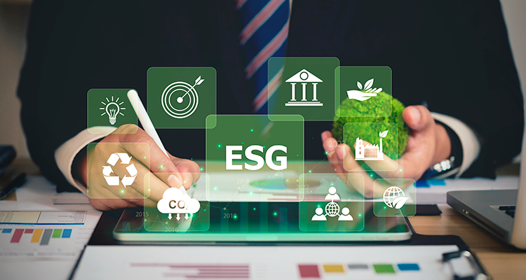 Homem de terno escrevendo em um tablet com uma caneta na mão direita e, na mão esquerda, segura uma objeto que se parece com o planeta Terra coberto por árvores. No centro da imagem, aparecem alguns símbolos associados às práticas ESG.