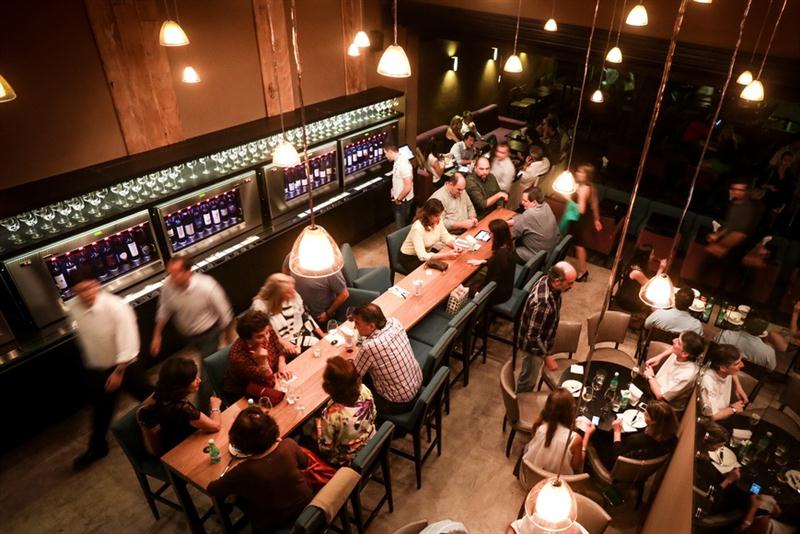 Inspire-se no bar que aposta em degustação para democratizar o vinho