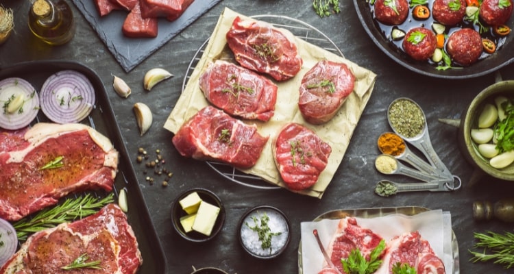 carnes halal frescas e temperos em uma bancada de cozinha