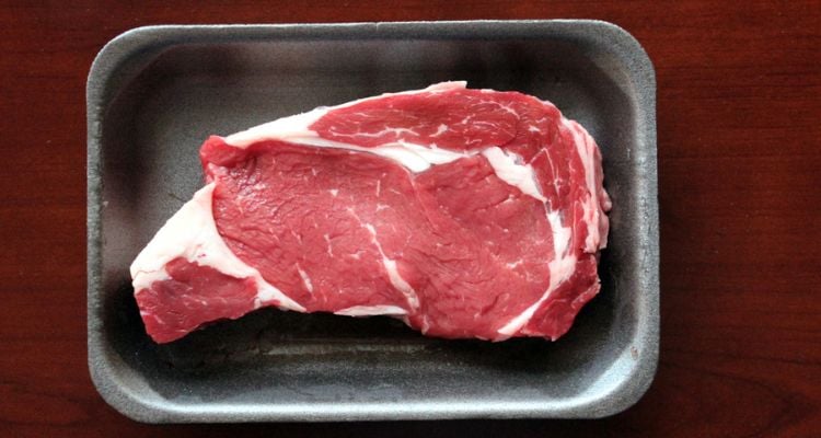 Fotografia de uma pedaço de carne em uma embalagem de isopor.
