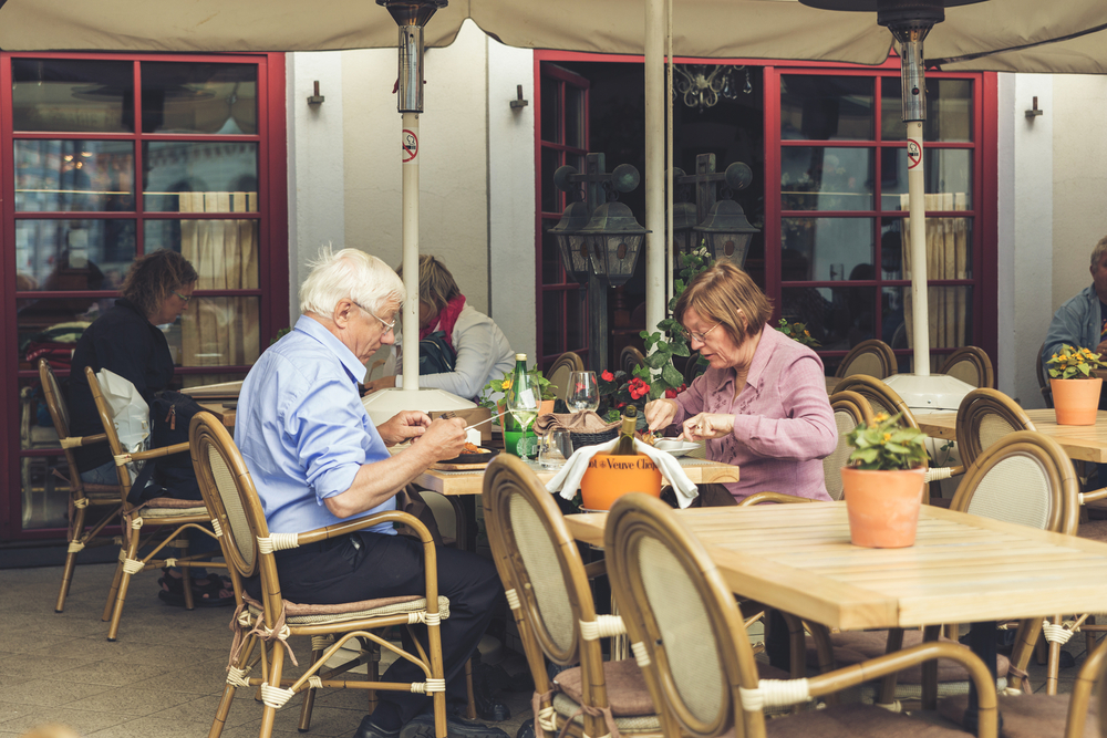 Confira como adaptar sua estrutura para atender bem os idosos