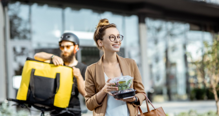 jovem usando app de delivery.jpg