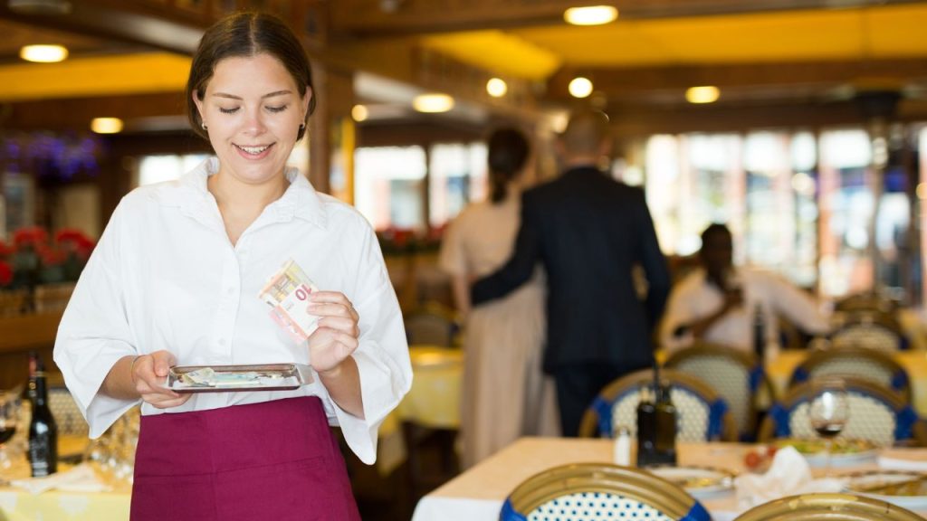Lei da gorjeta em restaurantes: como funciona na prática
