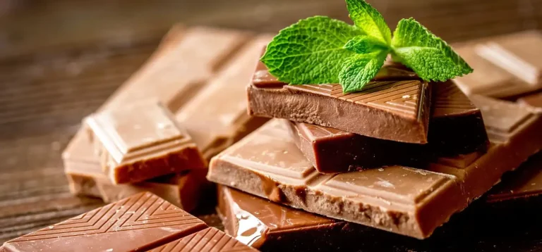 Delicioso chocolate ao leite decorado com folhas de hortelã frescas, ideal para sobremesas e receitas gourmets. Uma tentação para os amantes do chocolate.
