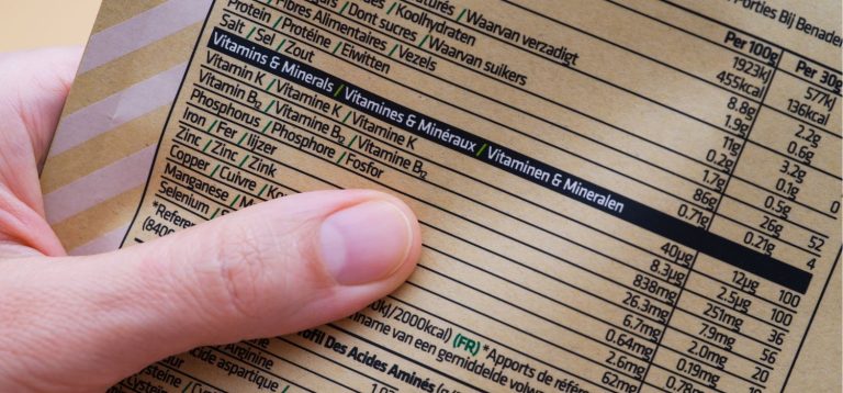 Imagem de rótulo de produto destacando vitaminas e minerais, com foco em informações nutricionais relevantes.