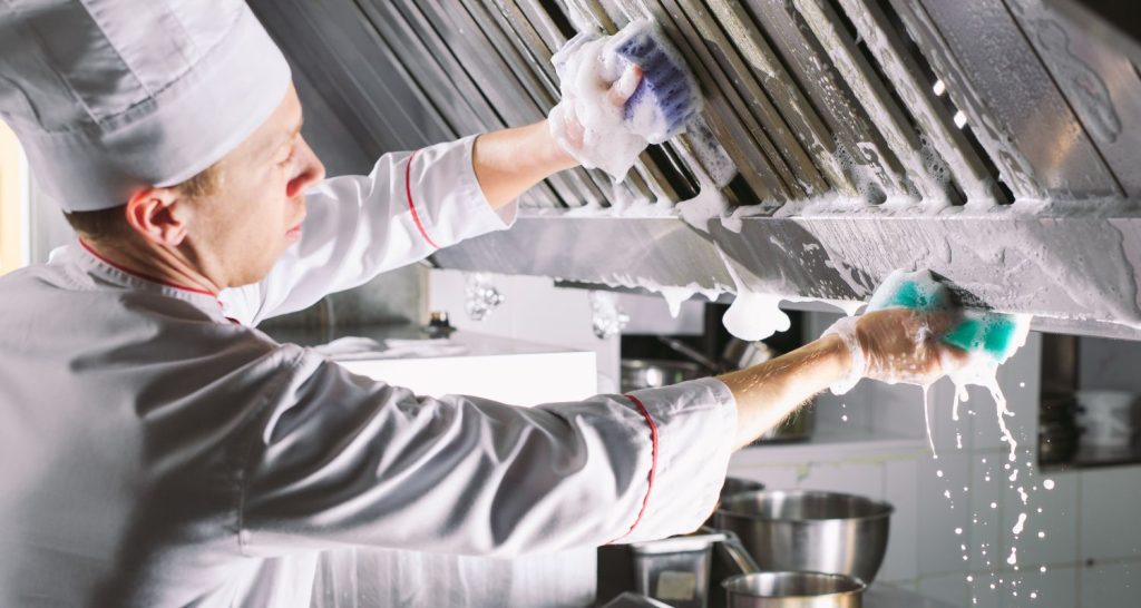 Higienização em áreas de manipulação de alimentos é fundamental para a segurança alimentar