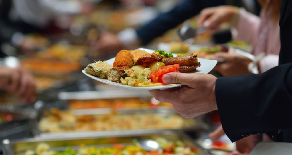 Mão de obra inflaciona food service e ‘arroz com feijão’ é a solução