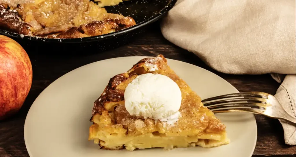 Deliciosa torta de maçã com sorvete de baunilha, sobremesa clássica e perfeita para o café da tarde, apresentando uma fatia servida em um prato branco.