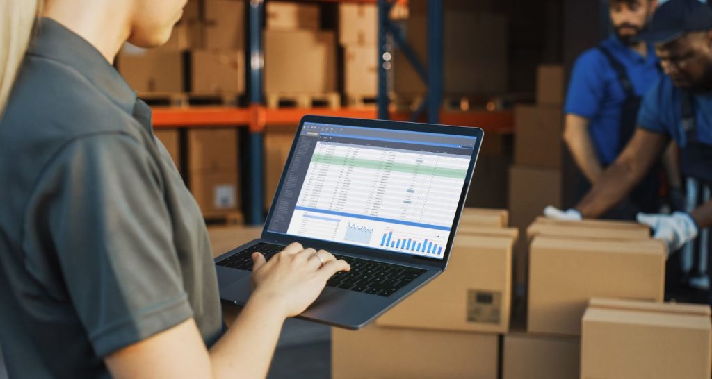 Dark kitchens empregam homens e máquinas na gestão do estoque