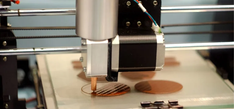 Impressora 3D de alta precisão criando chocolate (alimento impresso).