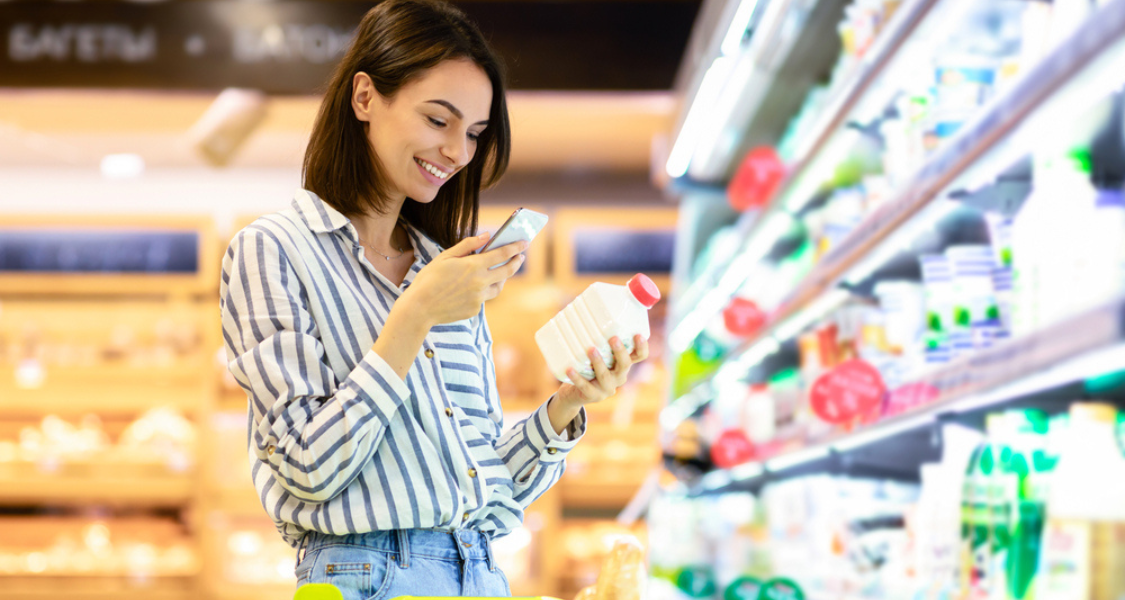 A imagem transmite a ideia de um consumidor consciente, interessado em saúde, alimentação natural ou vegana, e que utiliza tecnologia para tomar decisões mais informadas durante as compras. Também representa o crescimento do interesse por produtos plant-based no cotidiano.