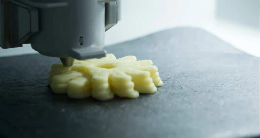 Impressora 3D criando alimentos com tecnologia de impressão.