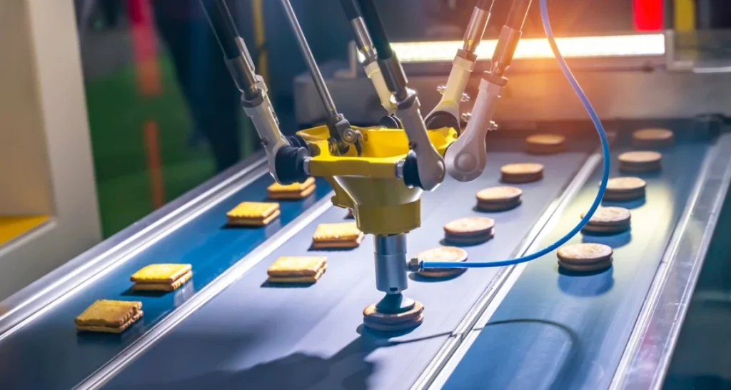 Máquina industrial automatizada produzindo biscoitos de forma rápida em linha de produção modernizada.