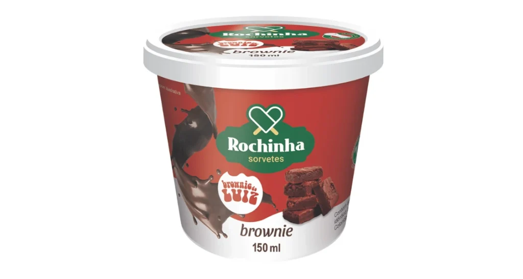 Sorvete de brownie da marca Rocinha com sabor de brownie e cobertura cremosa de chocolate.
