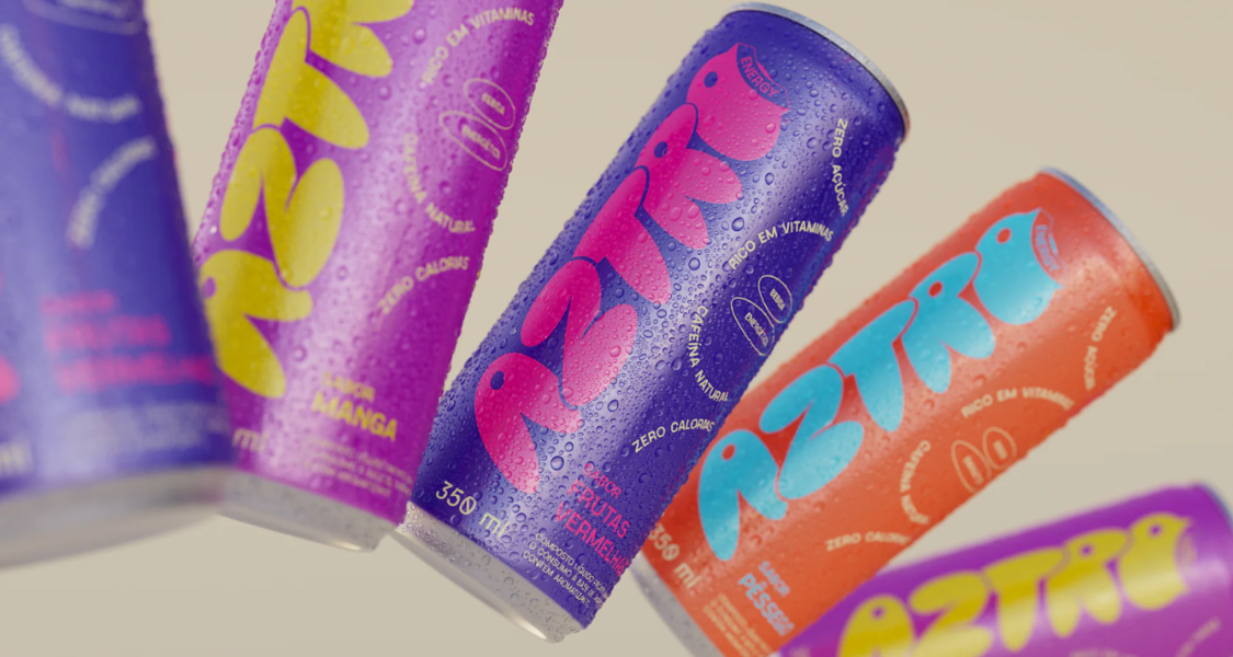 A imagem mostra latas da bebida energética brasileira AZTRO, em diferentes sabores e cores vibrantes. O visual é jovem, moderno e marcante, com destaque para a tipografia ousada e o design colorido. As latas estão cobertas por gotas d'água, sugerindo frescor.