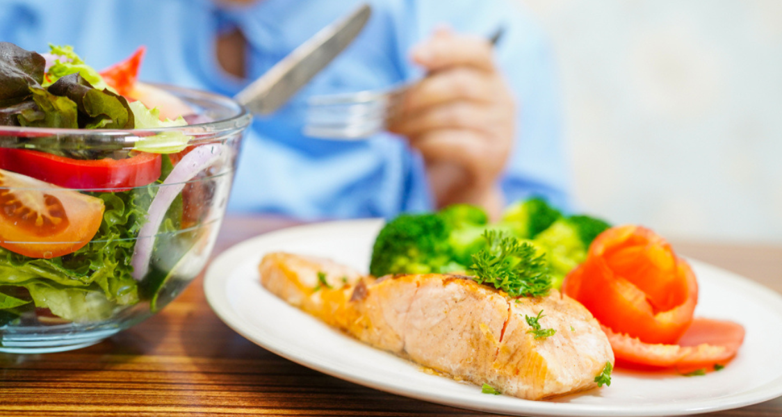 Esta imagem mostra uma refeição altamente nutritiva e visualmente atraente, ideal para representar o conceito de alimentação voltada à longevidade e à promoção da saúde na maturidade.